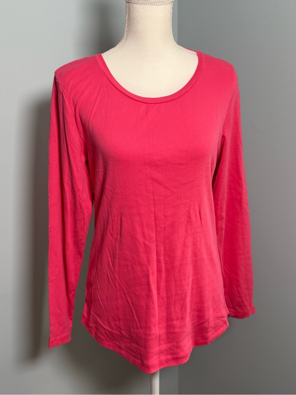 Crown & Ivy Long Sleeve Scoop Neck Top in Hot Pink. Smoke-free home.